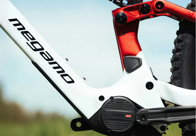 Megamo Reason AL 03 AXS in White/Red-2